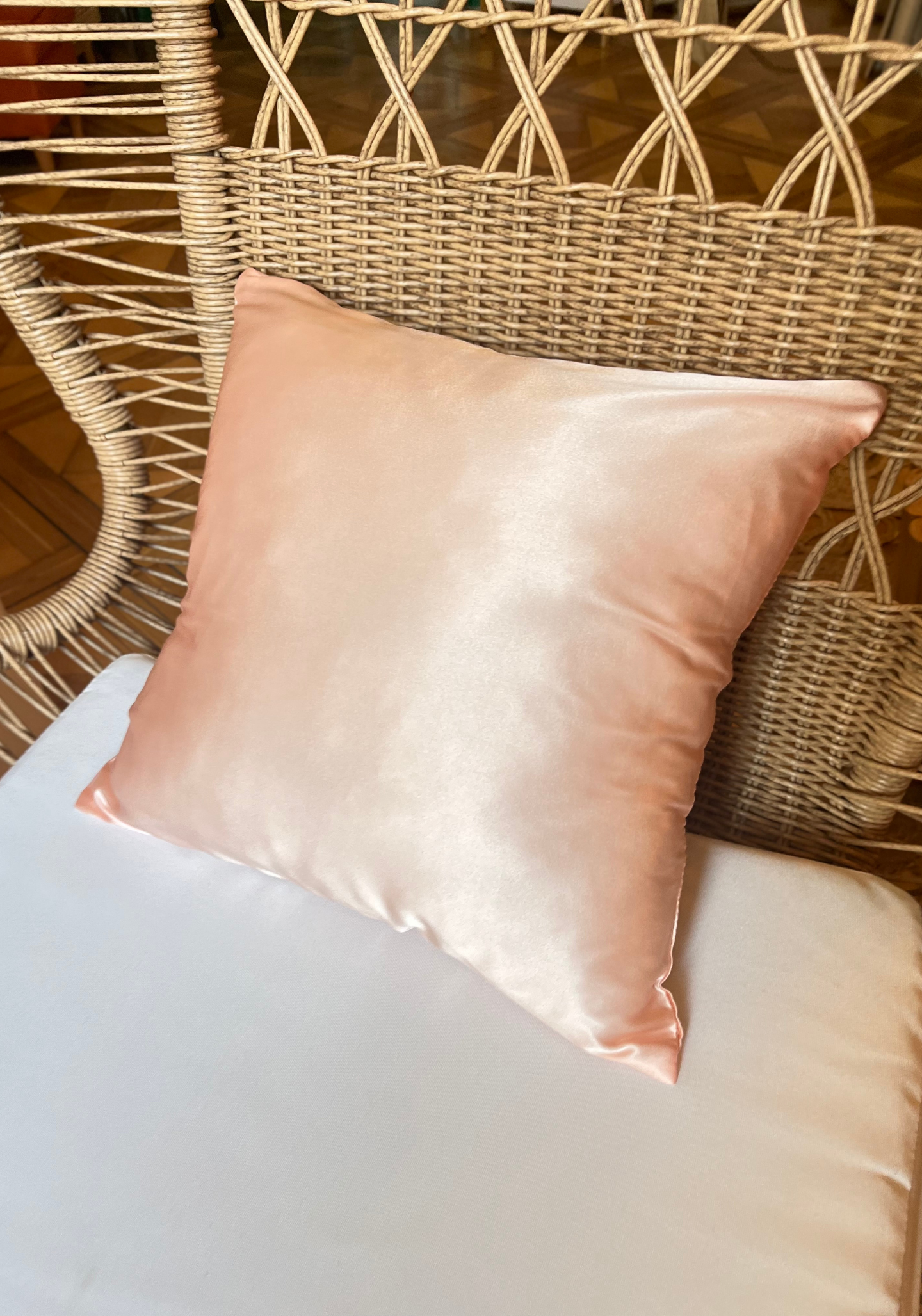Jedwabna poszewka na poduszkę w kolorze pudrowego różu